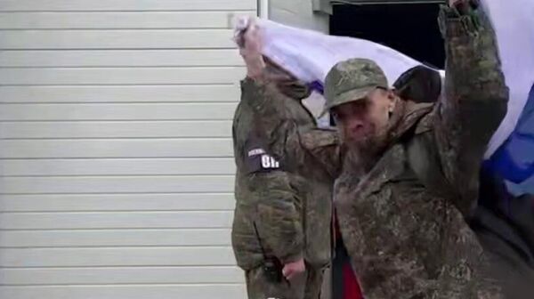 Кадры возвращения российских военнослужащих из украинского плена - Sputnik Литва