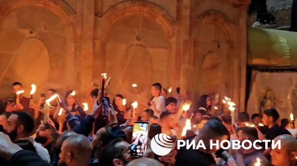 Момент схождения Благодатного огня в Иерусалиме - Sputnik Литва