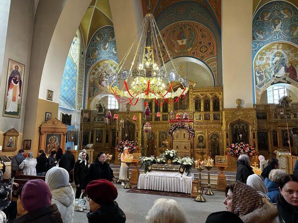 На фото: Великая суббота в Храме Святых Константина и Михаила в Вильнюсе. Святая Месса проводится всю ночь. Во время литургии в храмах зажигаются все свечи и, звучат торжественные и праздничные песнопения. - Sputnik Литва