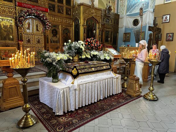 В праздник Пасхи православные христиане собираются за столом, на который рано утром после воскресения Христа ставится освященная в храме еда — крашенные яйца, желательно красные, потому что они символизируют кровь Христа, сладости и главное Пасхальное блюдо — пасха. Его готовят из творога, сливок, сахара, яиц, сушеных ягод и орехов. Также пасхальный стол всегда украшает дрожжевой пирог — кулич. - Sputnik Литва