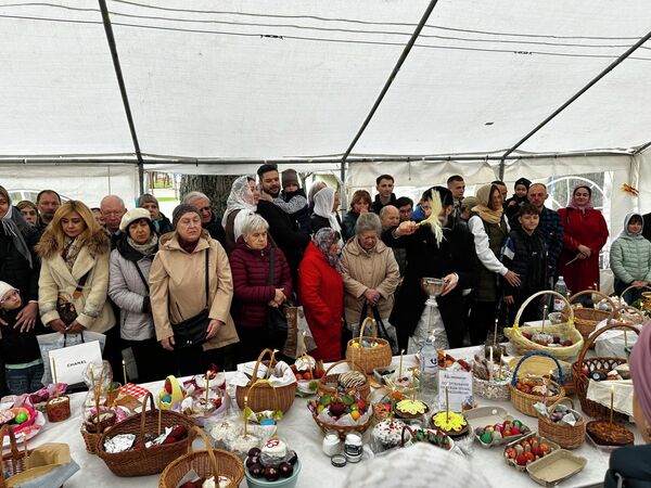 Освящение яиц и куличей перед православной Пасхой происходит днем — после утренней службы и перед праздничной Пасхальной. - Sputnik Литва