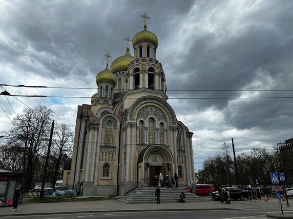 Празднование Пасхи начинается в Великую субботу, когда верующие идут в храмы для освящения пасхальных куличей и яиц. - Sputnik Литва