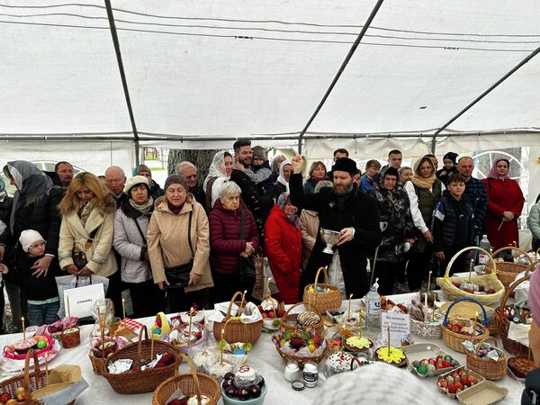 Из-за разных календарей католики и православные отмечают Пасху в разные дни. Католики праздновали Пасху в этом году в воскресенье, 5 апреля марта, у православных Пасха выпала на 12 апреля. - Sputnik Литва