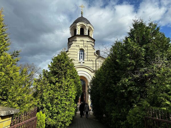 Иисус Христос воскрес из мертвых и пробыл на земле сорок дней. Столько же времени продолжается литургическое время Пасхи — до Пятидесятницы. В этот период верующие приветствуют друг друга словами "Христос воскрес!", "Воистину воскрес!" Впервые радостная весть — Христос воскрес – возвещается в полночь во время Крестного хода вокруг храмов. После службы верующие приветствуют друг друга криками "Христос воскрес!", трижды целуются, обмениваются пасхальными яйцами и подарками. - Sputnik Литва