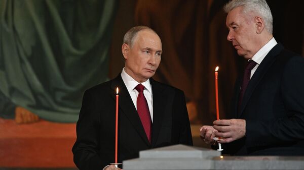 Президент Владимир Путин и мэр Москвы Сергей Собянин на Пасхальном богослужении в храме Христа Спасителя - Sputnik Литва