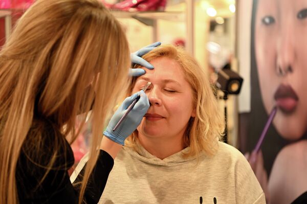 Кроме того, гости выставки могли больше узнать об уходе за волосами, техниках мейкапа, маникюре.  - Sputnik Литва