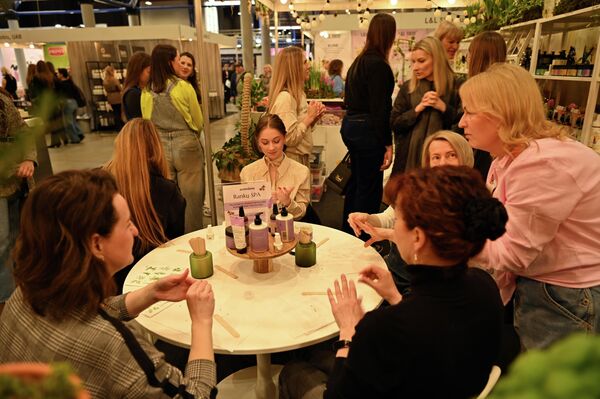 Разумеется, особые зоны были уделены моде, стилю, парфюмерии и косметике, бижутерии и ювелирным товарам.  - Sputnik Литва