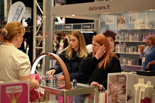 Идея выставки в этом году - поощрить дам не просто следовать стандартам, придуманным другими, а найти баланс между внешним видом, самоощущением и здоровьем. - Sputnik Литва