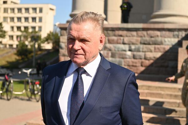 На фото: председатель движения "За литовские леса" Гинтаутас Кнюкшта на протесте около Сейма Литвы против строительства военного полигона в Капчяместисе. - Sputnik Литва