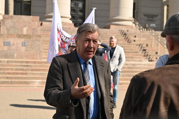 На фото: бывший глава ВС Литвы, глава ассоциации "Альтернатива для Литвы" Валдас Туткус на протесте около Сейма Литвы против строительства военного полигона в Капчяместисе. - Sputnik Литва