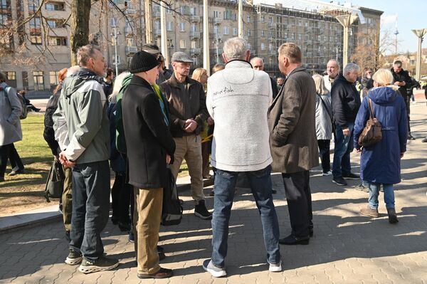 Акцию протеста на площади Независимости возле парламента организовало движение "За литовские леса". - Sputnik Литва