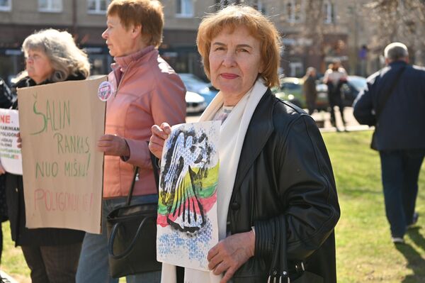 Протестующие призывали власти страны принимать решения относительно полигона после оценки возможных последствий для природы. - Sputnik Литва