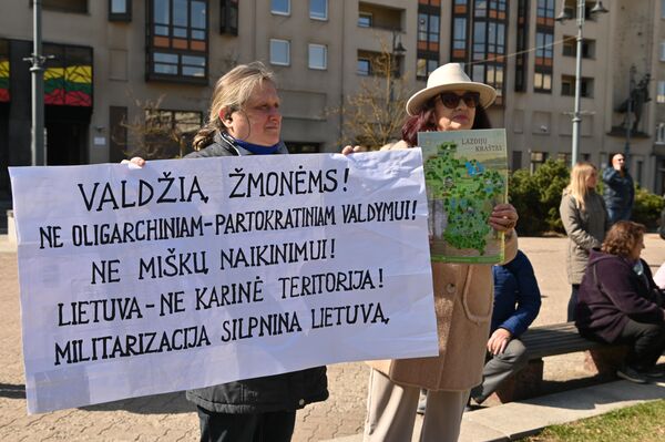 На фото: участница с плакатом "Власть народу! НЕТ олигархически-партийному правлению! НЕТ вырубке лесов! Литва — не военная территория! Милитаризация ослабляет Литву". - Sputnik Литва