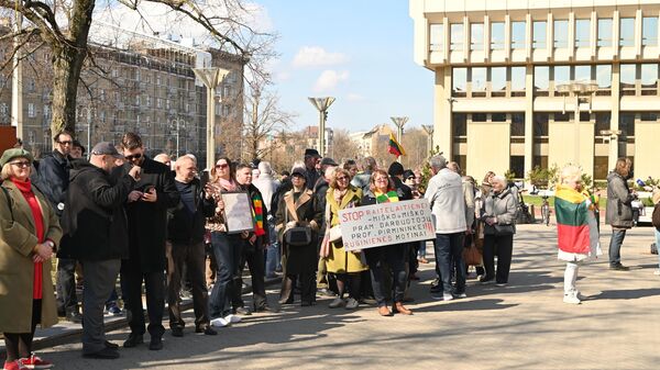 Протест около Сейма Литвы против строительства военного полигона в Капчяместисе - Sputnik Литва