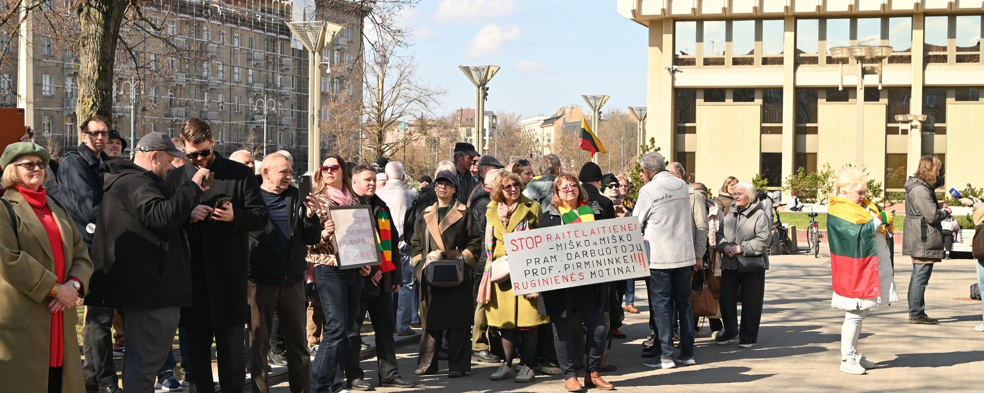 Протест около Сейма Литвы против строительства военного полигона в Капчяместисе - Sputnik Литва, 1920, 14.04.2026