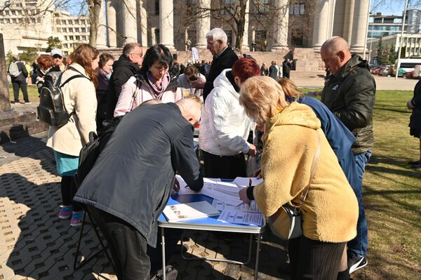 Также протестующие призывали власти республики обеспечить прозрачность процесса, связанного с созданием нового полигона, вовлеченность общественности в обсуждение и рассмотрением возможных альтернатив. - Sputnik Литва