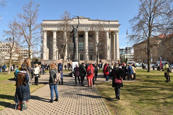 На протест собрались сотни людей. - Sputnik Литва