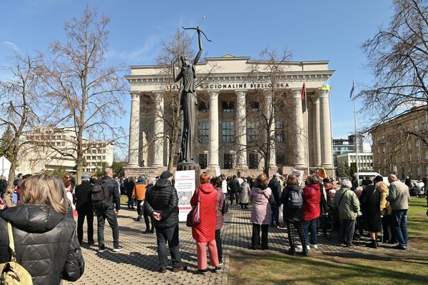 Во вторник, 14 апреля, в Вильнюсе, около здания Сейма Литвы, прошла акция протеста против строительства военного полигона в Капчяместисе. - Sputnik Литва