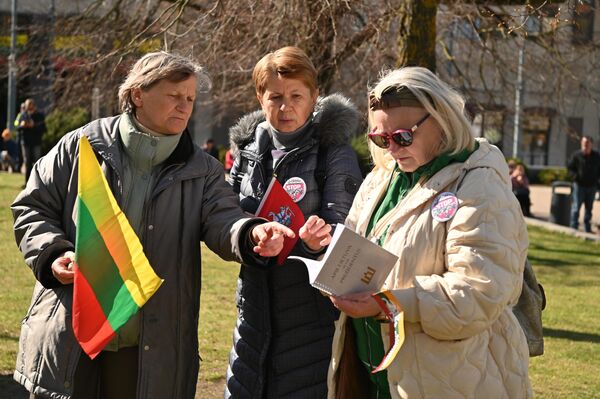 Участники митинга отмечали, что не поддерживают строительство полигона в Капчяместисе, поскольку это приведет к бессмысленной вырубке лесов. - Sputnik Литва