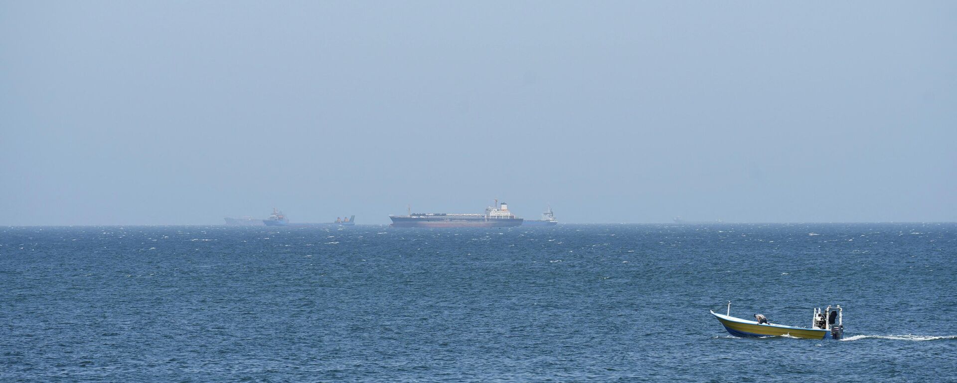 Суда и лодки в Ормузском проливе - Sputnik Литва, 1920, 21.04.2026