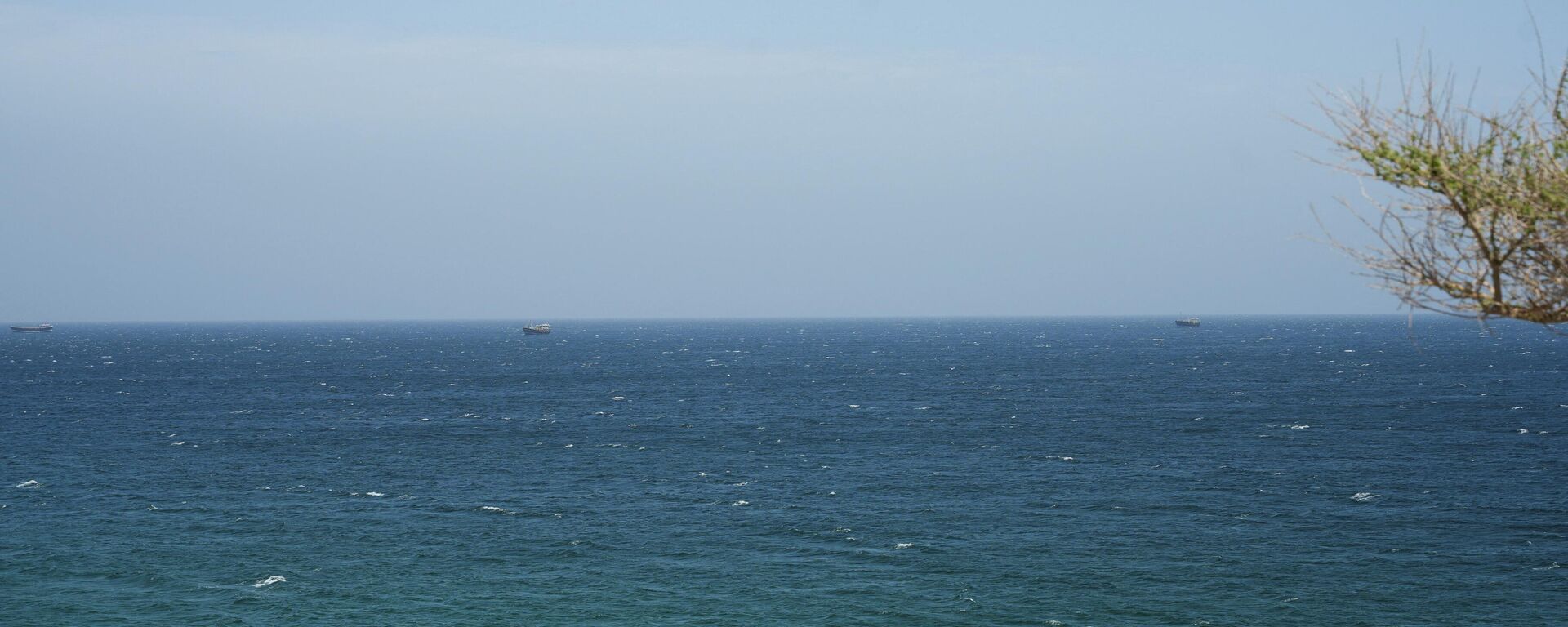 Лодки в Ормузском проливе - Sputnik Литва, 1920, 15.04.2026