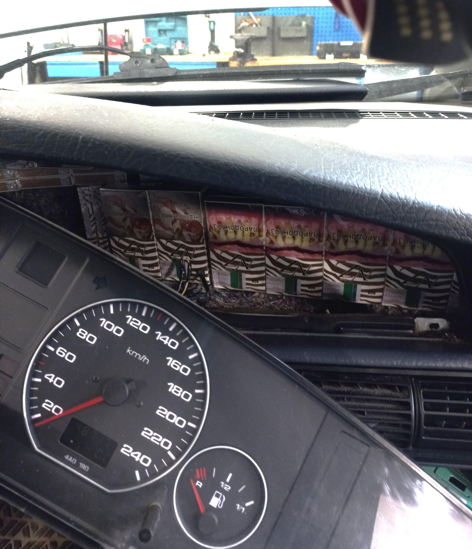 Партия контрабандных сигарет, которую перехватили литовские пограничники - Sputnik Литва, 1920, 15.04.2026