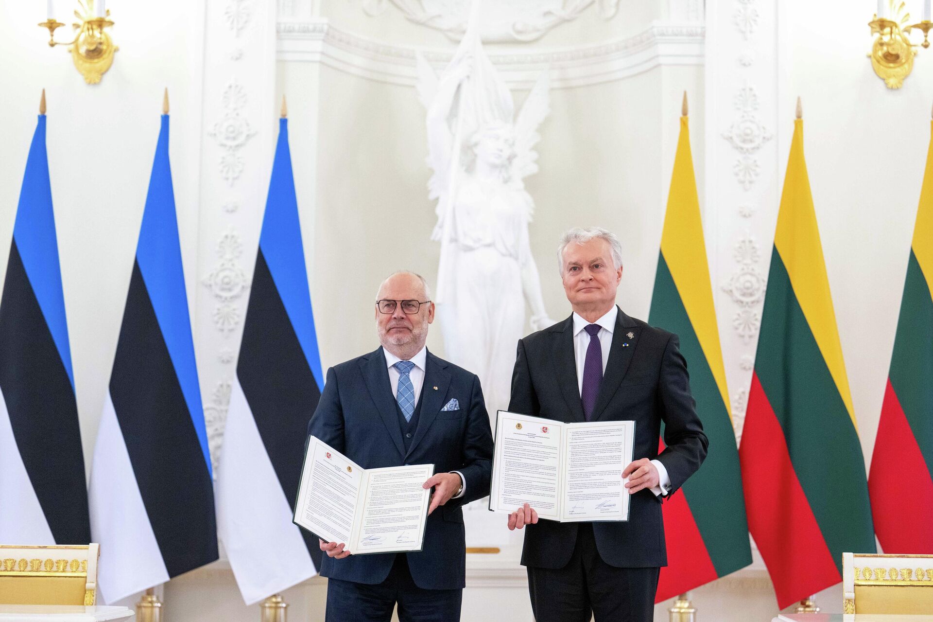 Президент Эстонии Алар Карис и президент Литвы Гитанас Науседа - Sputnik Литва, 1920, 15.04.2026