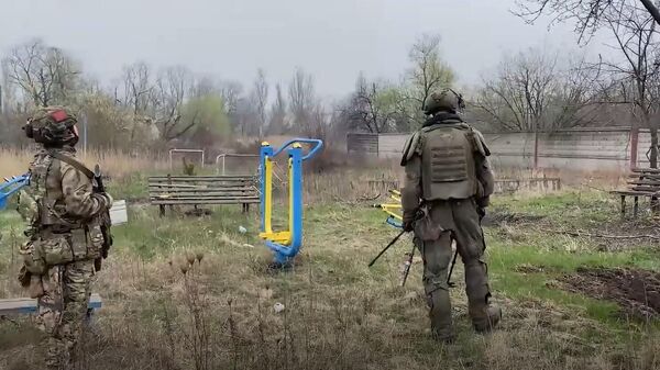 Бойцы группировки Центр ВС РФ разминируют территории ДНР - Sputnik Литва