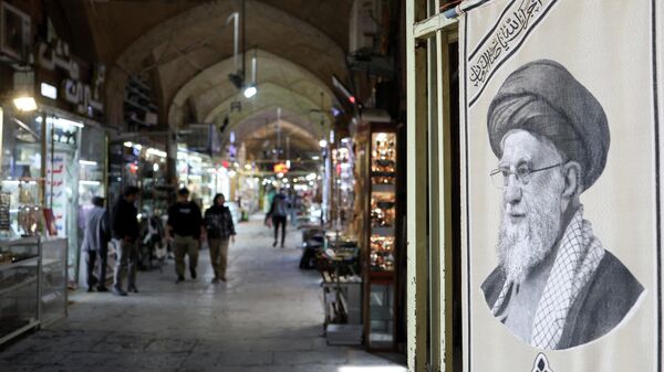 Изображение погибшего духовного лидера Исламской Республики Иран аятоллы Сейеда Али Хаменеи - Sputnik Литва