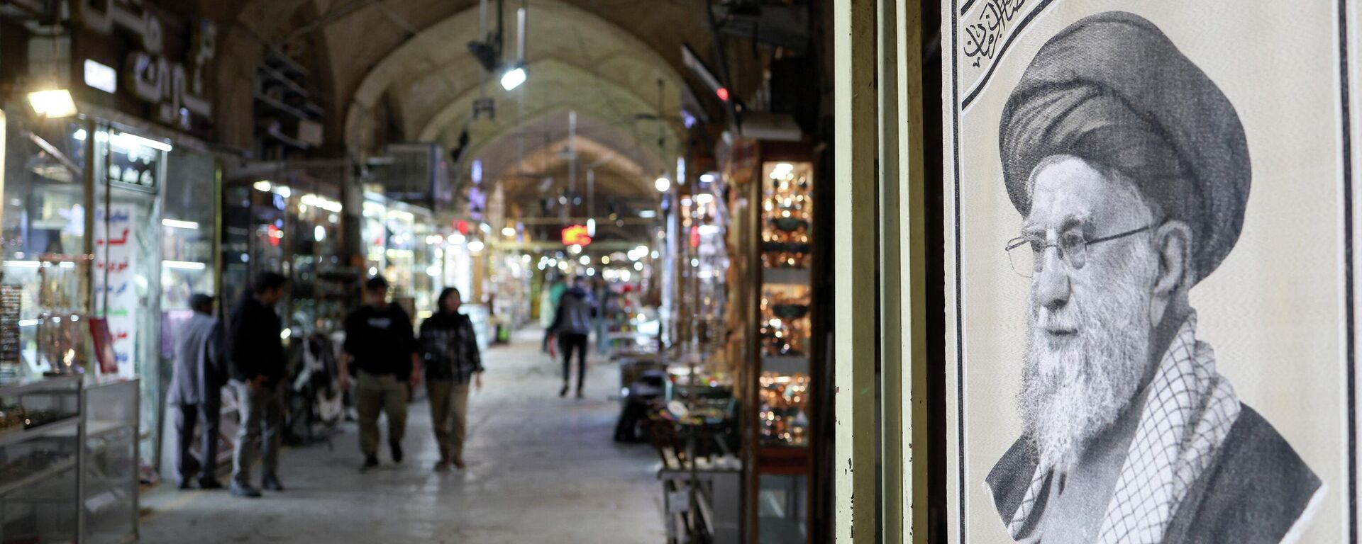 Изображение погибшего духовного лидера Исламской Республики Иран аятоллы Сейеда Али Хаменеи - Sputnik Литва, 1920, 16.04.2026