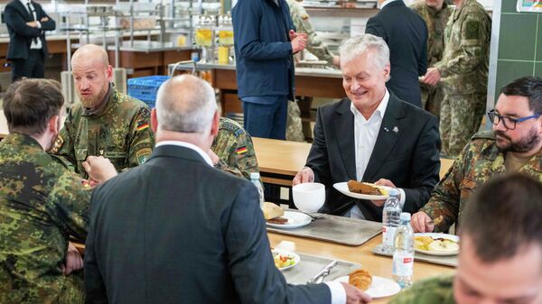 Президент Литвы Гитанас Науседа и президент Эстонии Алар Карис (спиной) в Рукле - Sputnik Литва