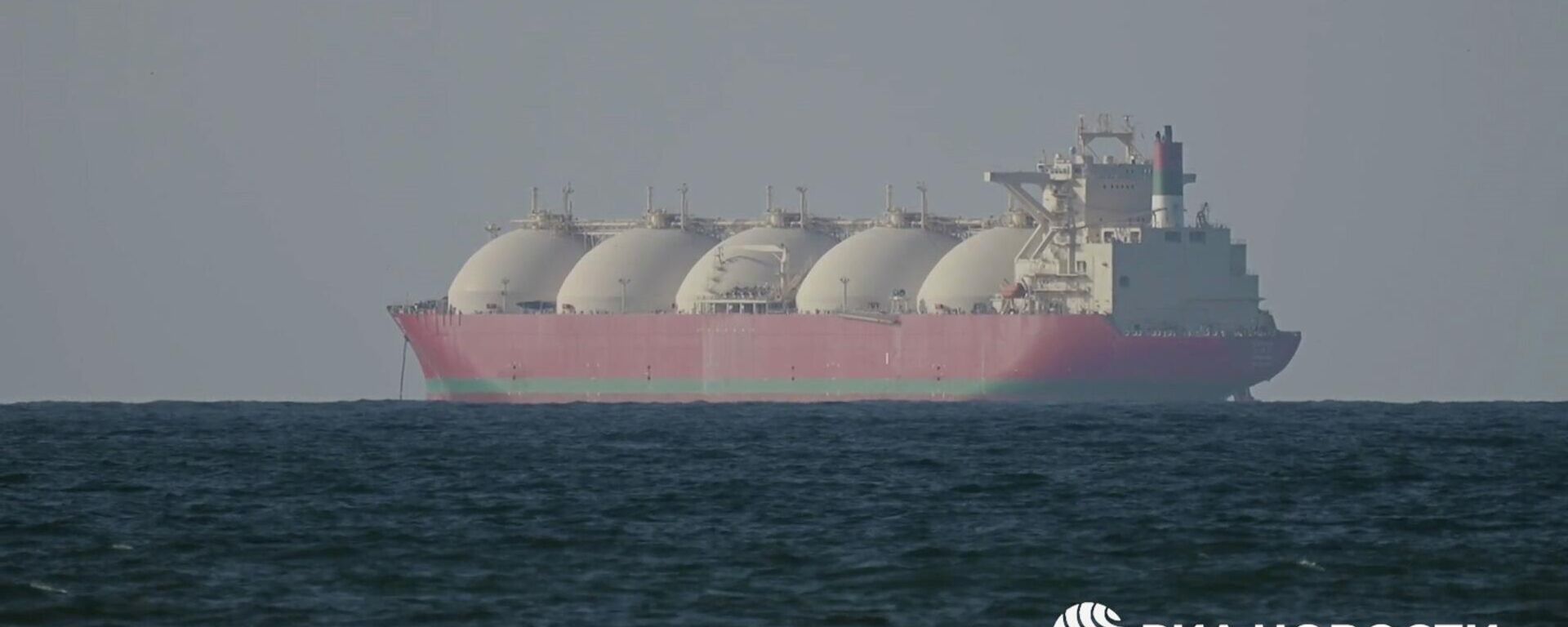 Корабли в Ормузском проливе после обьявления военного контроля - Sputnik Литва, 1920, 18.04.2026