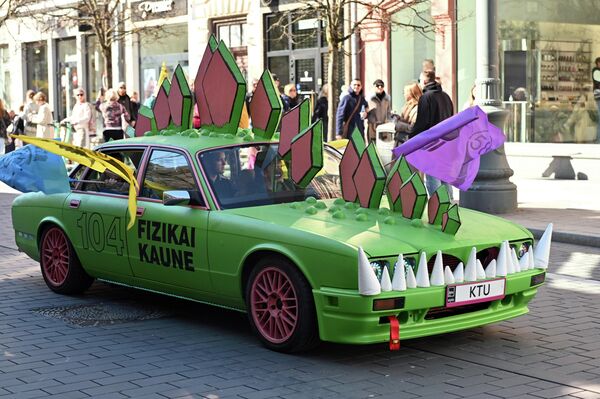 Согласно традиции, студенты-физики приходят к студентам-филологам.  - Sputnik Литва