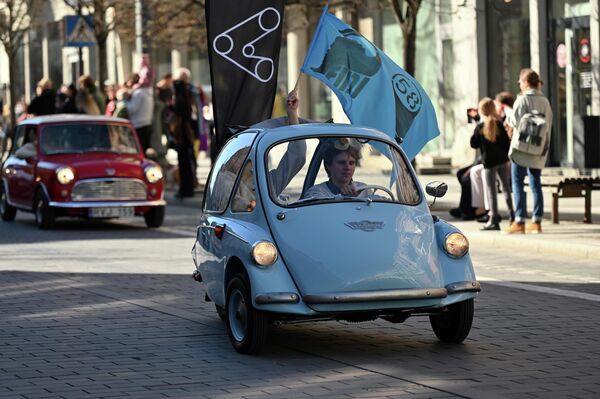 Помимо университетского сообщества, в мероприятии приняли участие автомобили.  - Sputnik Литва