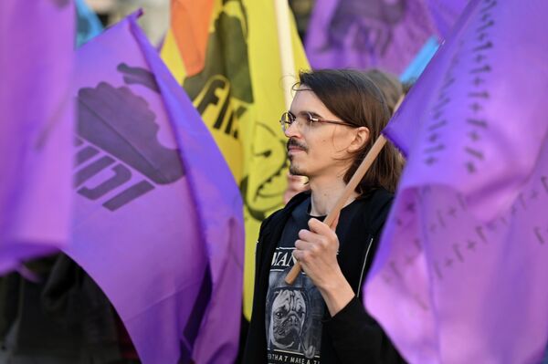 Затем колонна выдвинулась в сторону филологического факультета.  - Sputnik Литва