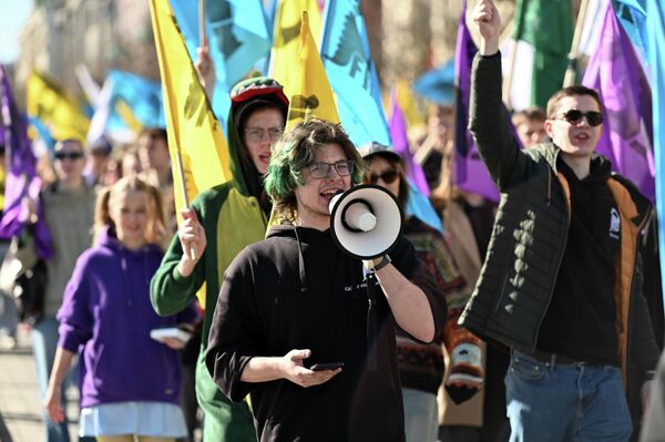 Студенты-физики прошли по проспекту Гедиминаса с флагами факультета.  - Sputnik Литва