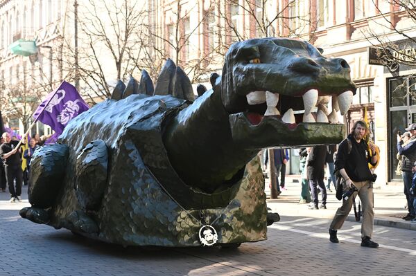 Главный символ мероприятия – огромный механический динозавр Дино Завр. - Sputnik Литва