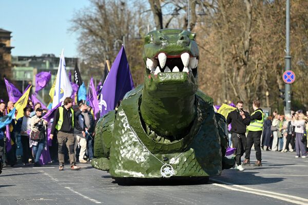 "Как и каждый год, Дино Завр был обновлен. В этом году у него появились новые ноги, поэтому он стал и более проворным, и более жестким", - заявили организаторы мероприятия. - Sputnik Литва