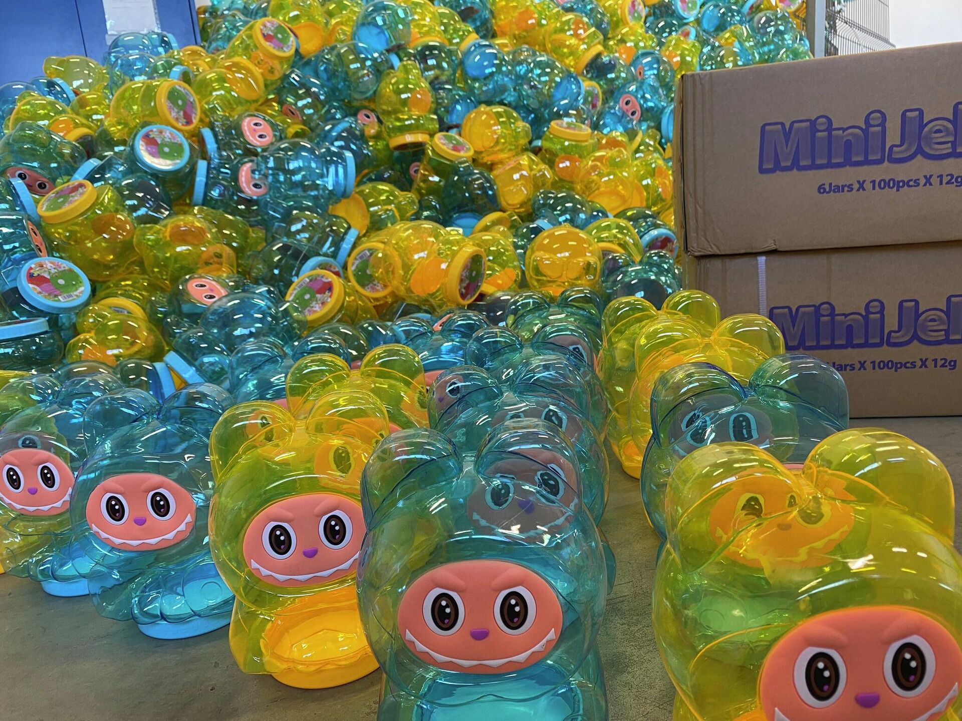 Партия конфет из Китая, которые были упакованы в упаковку с изображением бренда Labubu - Sputnik Литва, 1920, 22.04.2026