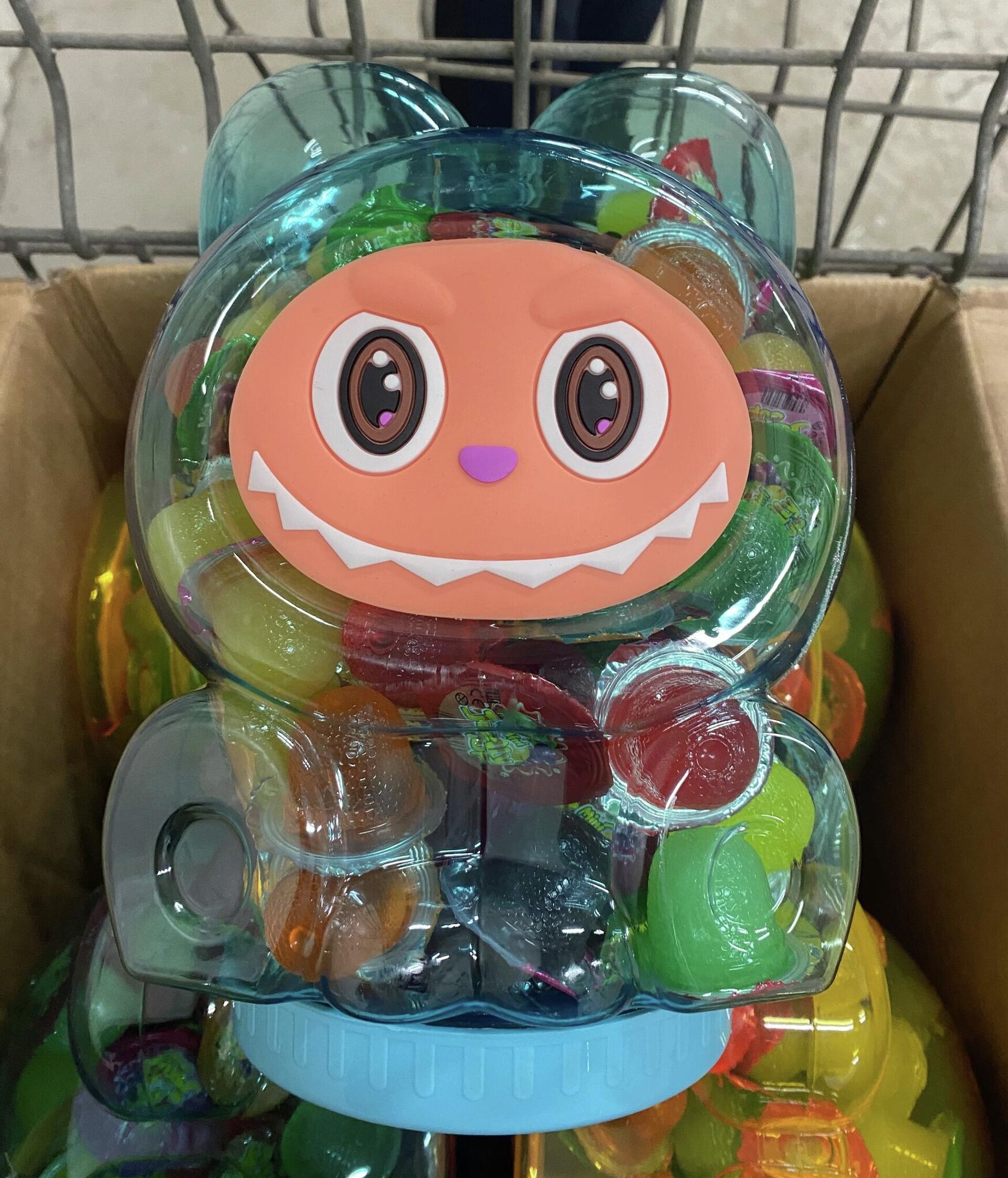 Партия конфет из Китая, которые были упакованы в упаковку с изображением бренда Labubu - Sputnik Литва, 1920, 22.04.2026