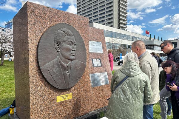 Сугихара, в чью честь назван парк, служил в должности вице-консула Японской империи в Каунасе. За вклад в спасение евреев от нацистов он был отмечен наградой "Праведник народов мира".На фото: памятник японскому дипломату Тиунэ Сугихаре. - Sputnik Литва