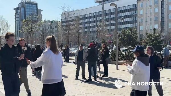 Волонтеры начали раздавать георгиевские ленточки на Зубовском бульваре - Sputnik Литва