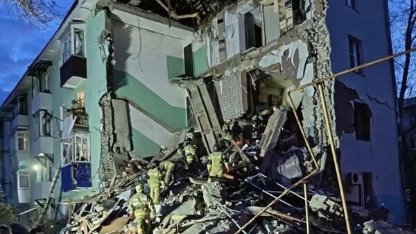 Ликвидация последствий обрушения подъезда жилого дома в Сызрани - Sputnik Литва