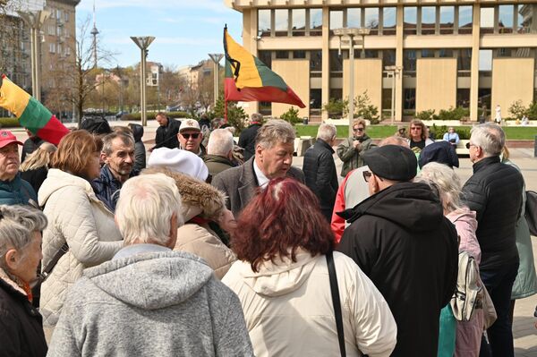 На фото: Валдас Туткус в кругу людей отвечает на вопросы. - Sputnik Литва