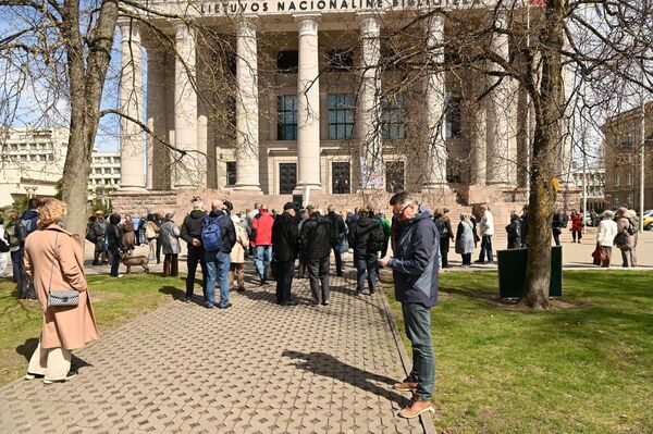 В прошлый раз жители Литвы вышли на протест к Сейму на прошлой неделе. Тогда на митинг собралось около 300 человек. - Sputnik Литва
