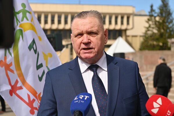 На фото: председатель движения "За литовские леса" Гинтаутас Кнюкшта на протесте около Сейма Литвы против строительства военного полигона в Капчяместисе. - Sputnik Литва