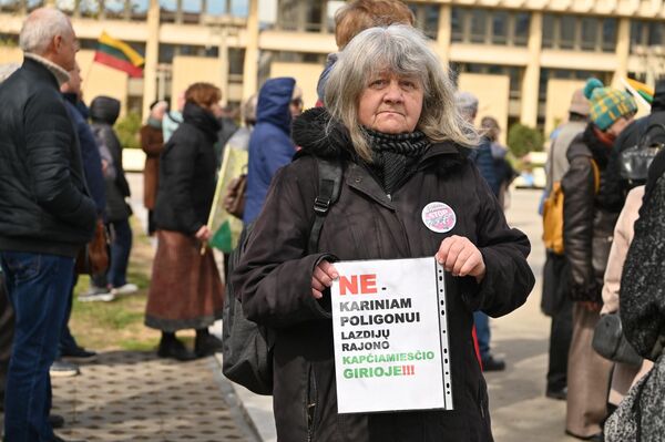 На фото: участница протеста с плакатом: "НЕТ военному полигону в Капчяместисском лесу Лаздияйского района". - Sputnik Литва