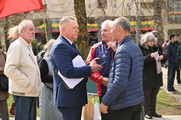Акцию протеста на площади Независимости возле парламента организовало движение "За литовские леса" уже во второй раз. - Sputnik Литва