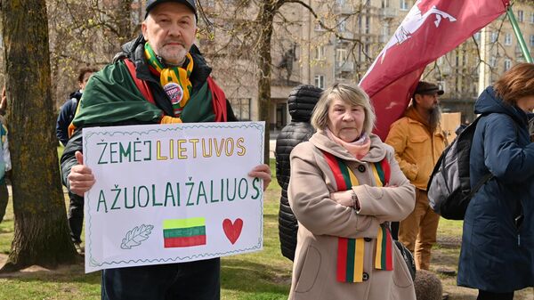 Протест около Сейма Литвы против строительства военного полигона в Капчяместисе - Sputnik Литва