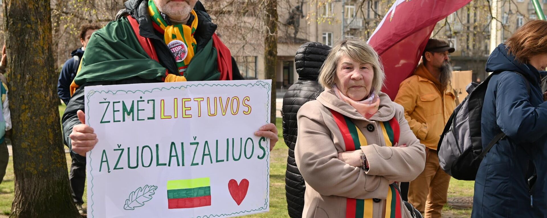 Протест около Сейма Литвы против строительства военного полигона в Капчяместисе - Sputnik Литва, 1920, 23.04.2026